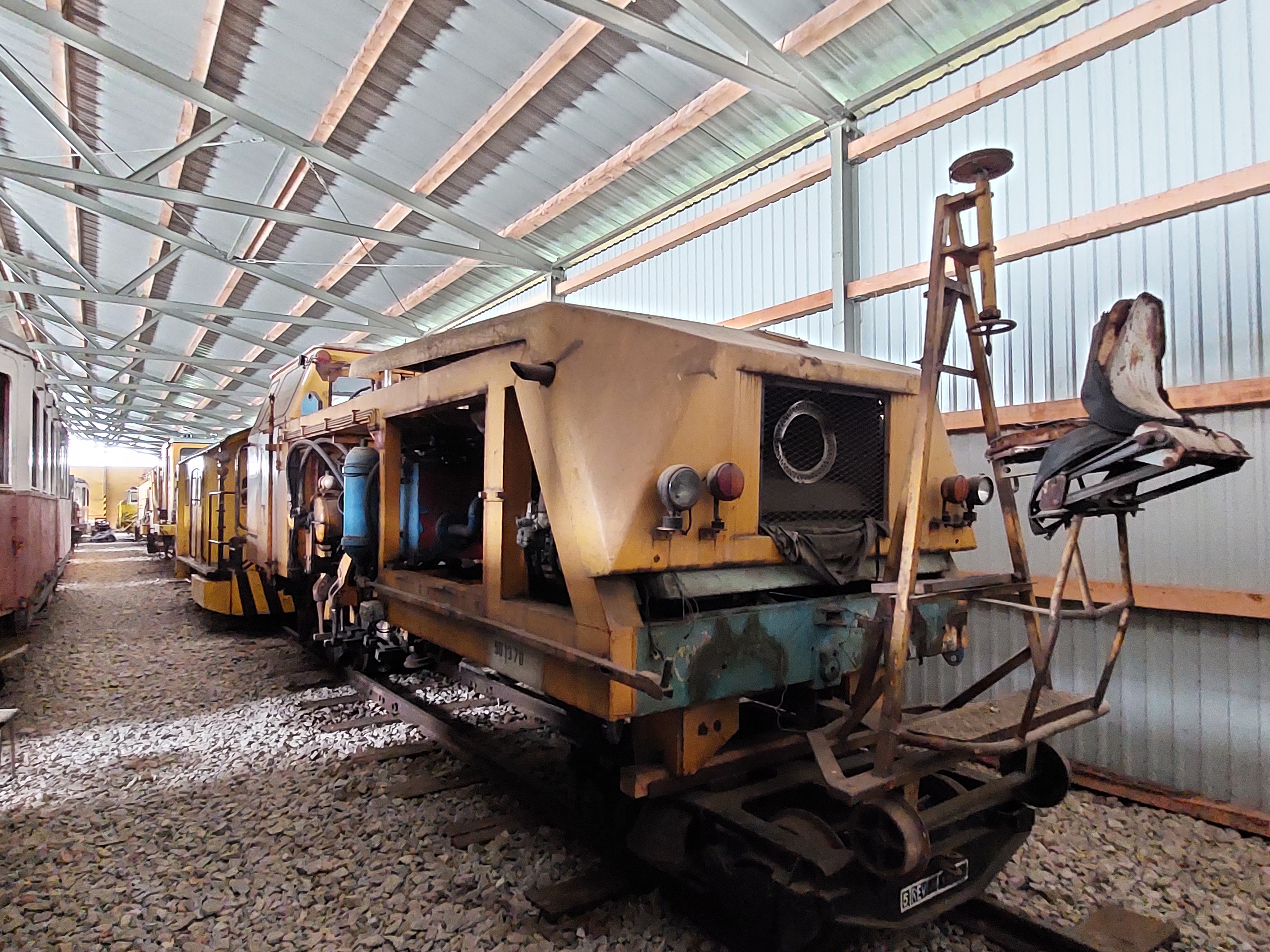 Beaver 73 - podbíjecí traťový stroj 900 mm